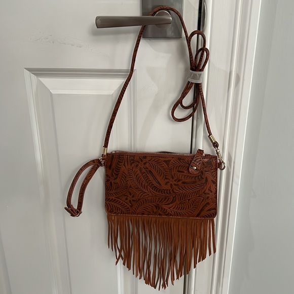 NWOT FREE PEOPLE BOHO FESTIVAL TOOLED LEATHER FRINGE BAG / WRISTLET Z4-7 - Picture 2 of 4